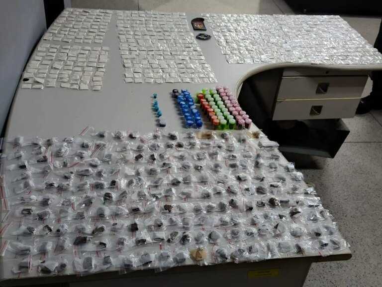 pm-apreende-mais-de-840-porcoes-de-drogas-em-casa-em-itaquaquecetuba