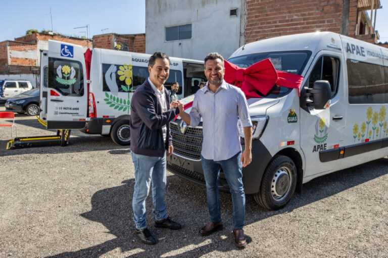 apae-de-itaqua-recebe-duas-vans-para-fortalecer-capacidade-de-atendimento