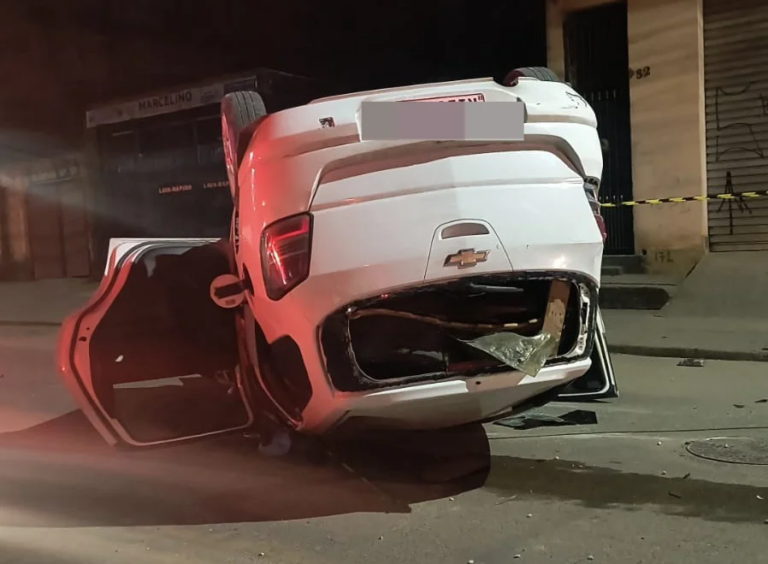 Perseguição termina com carro capotado e dois apreendidos por sequestro, em Itaquá perseguicao-termina-com-carro-capotado-e-dois-presos-por-sequestro,-em-itaqua