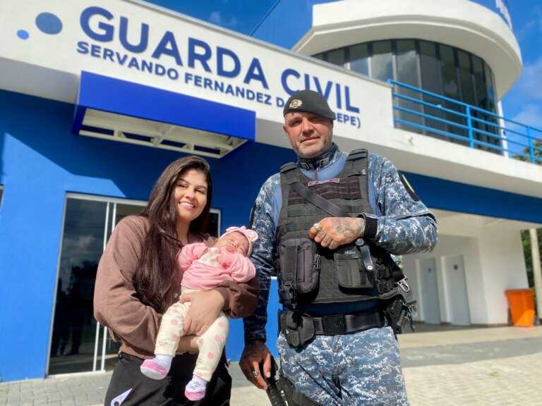 gcm-de-itaquaquecetuba-salva-bebe-de-2-meses-apos-engasgo