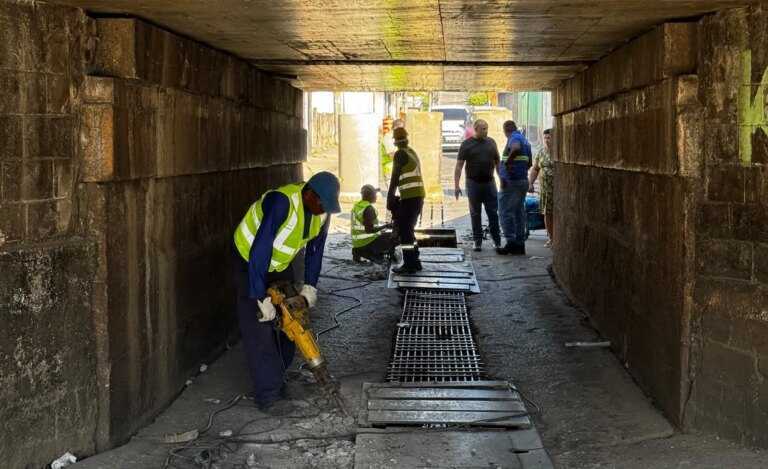tunel-na-avenida-fernando-vasconcelos-rossi,-em-itaquaquecetuba,-e-interditado-para-manutencao