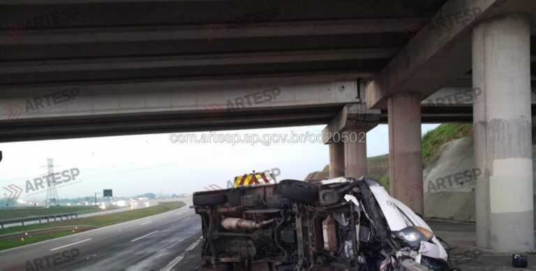 motorista-morre-apos-acidente-com-capotamento-no-rodoanel-mario-covas,-em-itaquaquecetuba